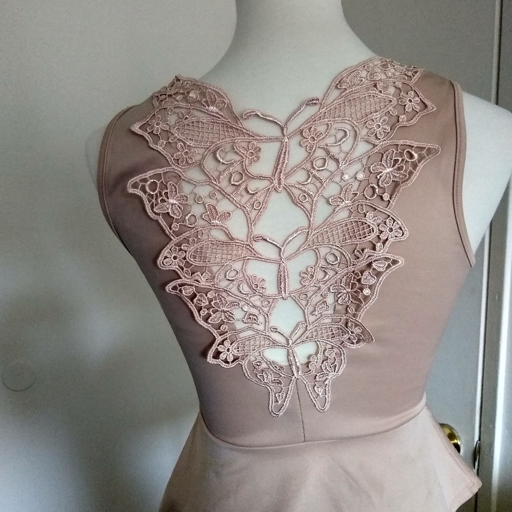 A nude  sleeveless peplum  top